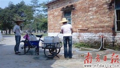 圖為村民赴3公里外的鎮(zhèn)政府取水