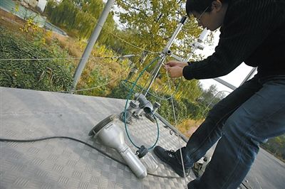 11日，石景山古城，工作人員正在調(diào)試數(shù)據(jù)采集儀器。
