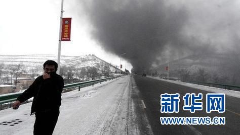 這是一名群眾在撤離。新華社記者 彭昭之 攝