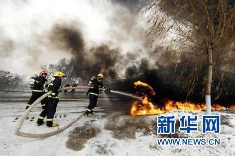 這是消防人員在滅火。新華社記者 彭昭之 攝