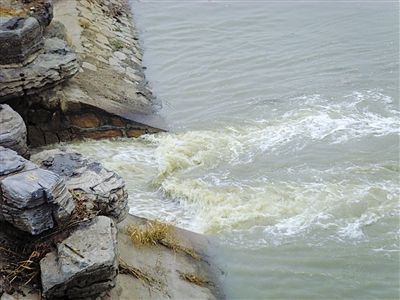 北京清河中游日排污水最高25萬(wàn)噸散發(fā)惡臭(組圖)