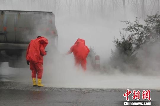 事故地段濃煙彌漫，救援人員查看泄漏點(diǎn)。羅執(zhí)平 攝