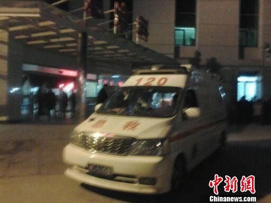 子夜時分，一輛載有三名受傷學(xué)生的救護車趕到豐縣人民醫(yī)院。 朱志庚 攝