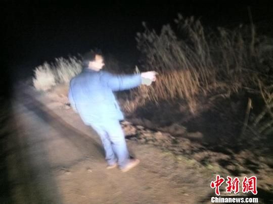 參與救援的田師傅在事故現(xiàn)場向記者講述當(dāng)時救人經(jīng)過 朱志庚 攝