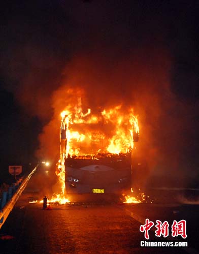 江蘇鎮(zhèn)江大客車(chē)突發(fā)自燃30多名乘客逃生（圖）