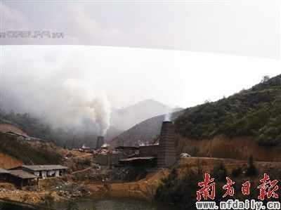 3臺(tái)熔煉爐矗立在低洼處，滾滾黑煙籠罩整片山坳。