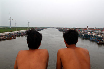 2011年8月28日，山東壽光市羊口鎮(zhèn)。捕魚船停在小清河進入渤海的口岸。牛光 攝