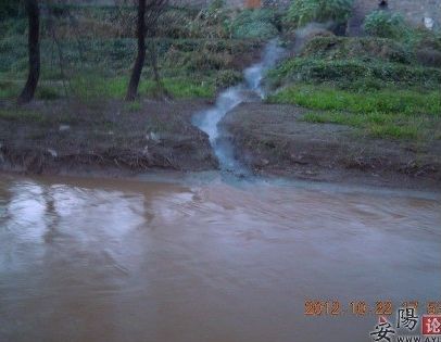 陵陽鎮(zhèn)亞鑫集團(tuán)排出的污水。（圖片來自安陽論壇）