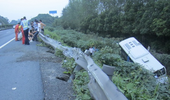 昨日18時左右，在杭寧高速公路浙江湖州埭溪段一輛江蘇籍大客車在行駛途中為避讓一輛臨時變道的小轎車，撞上路邊護(hù)欄并沖下路基，事故共造成車上3名乘客輕微的皮外擦傷。