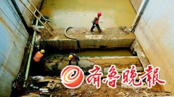 在大明湖區(qū)域污水收集工程護(hù)城河穿黑北路橋工地,工人們正在緊張施工。本報記者 周青先 攝 在大明湖區(qū)域污水收集工程護(hù)城河穿黑北路橋工地,工人們正在緊張施工。本報記者 周青先 攝