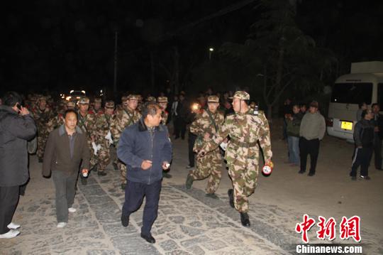 泰山火災(zāi)：千余人風(fēng)中力滅山火過火3畝無人傷亡