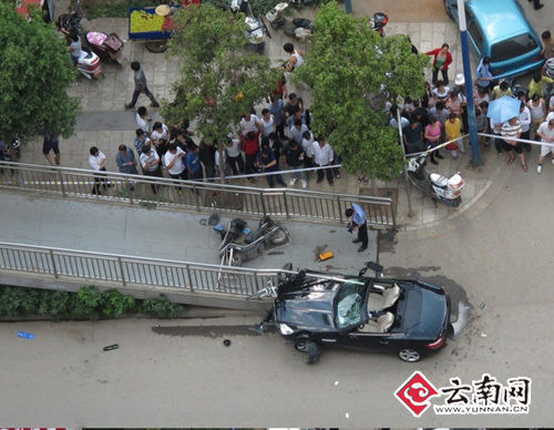 昆明發(fā)生奔馳跑車連撞3輛非機動車事故致1死3傷