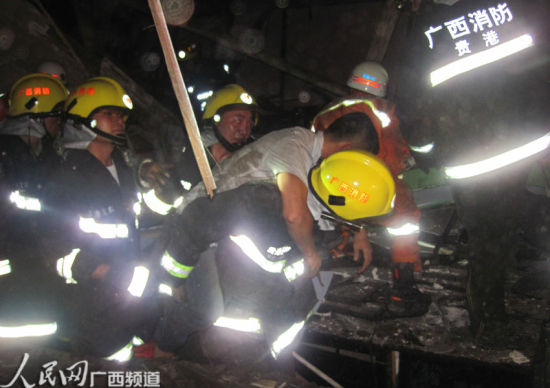 消防官兵將被困群眾送往醫(yī)院治療