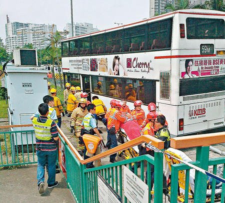 九巴在屯門龍門路沖上巴士站造成1死5傷，被壓在車底女事主救出送院不治。 星島日?qǐng)?bào)圖