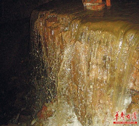 從這里排出的污水呈黃褐色，氣味刺鼻。