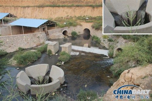 污水處理廠兩個進水口排出的黑色污水和另一個排水管所排出的水中和后進行排放。