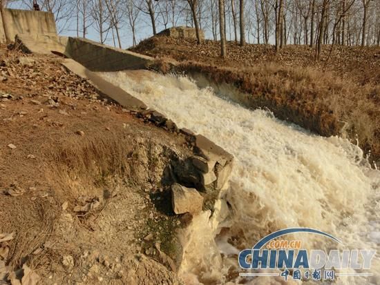 在新墨河邊記者看到，新沂市城市污水處理廠南排放口米黃色污水洶涌新墨河，激湍如瀑，場面壯觀。
