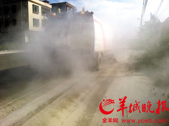 灑水車開過，激起粉塵 羊城晚報記者 李永 攝