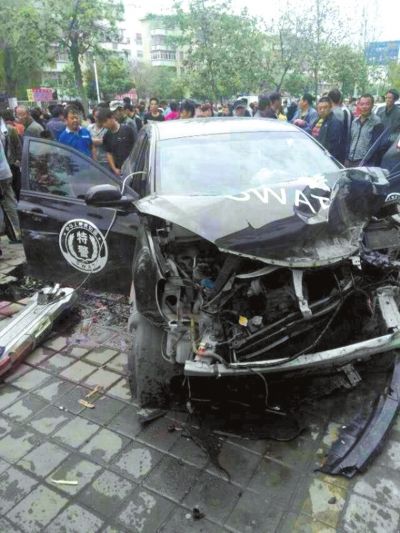 被撞的特警車。讀者吳先生供圖