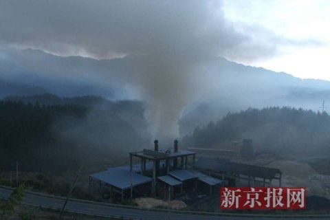 污染企業(yè)排放煙塵。當(dāng)?shù)鼐W(wǎng)友供圖 污染企業(yè)排放煙塵。當(dāng)?shù)鼐W(wǎng)友供圖
