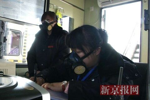 收費員戴防毒面具上班。當(dāng)?shù)鼐W(wǎng)友供圖 收費員戴防毒面具上班。當(dāng)?shù)鼐W(wǎng)友供圖