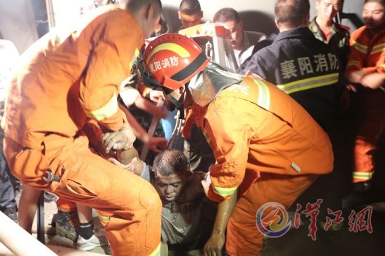 一名工人被消防官兵救出 本報(bào)通訊員范軒攝