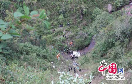 微型貨車翻入百米深溝 6人不幸遇難(圖)