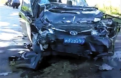 轎車車頭幾乎被撞碎，引擎蓋被撞折，前保險杠和左前側(cè)車門均被撞脫落。視頻截圖