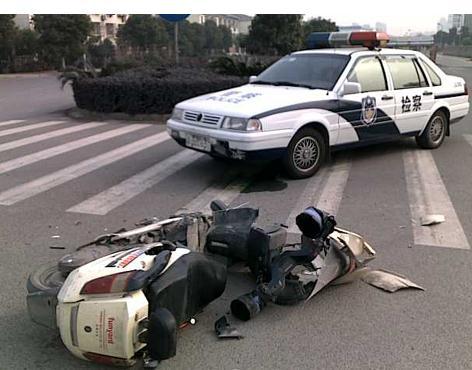 警車(chē)與電瓶車(chē)相撞