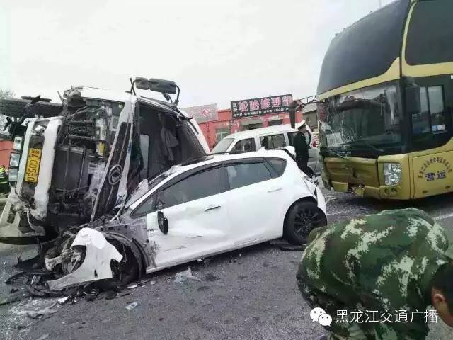 哈爾濱市一水泥罐車與保時(shí)捷相撞側(cè)翻 致10車受損2死3傷