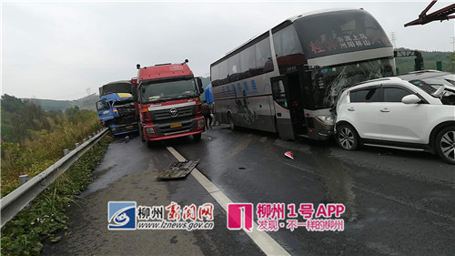 泉南高速發(fā)生3起嚴(yán)重交通事故:小車被壓扁 4人死亡