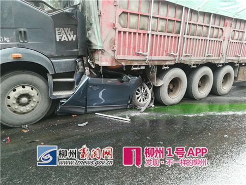 泉南高速發(fā)生3起嚴(yán)重交通事故:小車被壓扁 4人死亡