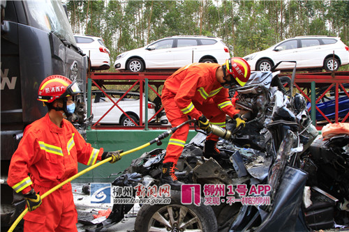 泉南高速發(fā)生3起嚴(yán)重交通事故:小車被壓扁 4人死亡