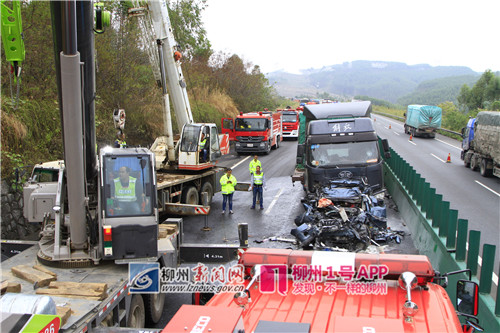 泉南高速發(fā)生3起嚴(yán)重交通事故:小車被壓扁 4人死亡