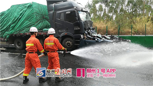泉南高速發(fā)生3起嚴(yán)重交通事故:小車被壓扁 4人死亡