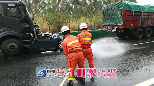 泉南高速發(fā)生3起嚴(yán)重交通事故:小車被壓扁 4人死亡