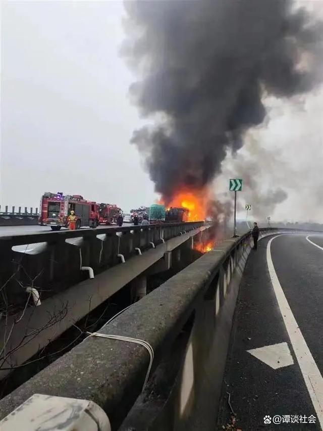 湖南高速多車相撞致16死66傷 現(xiàn)場(chǎng)畫面曝光一片狼藉