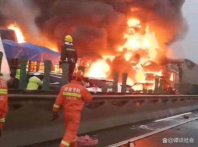 湖南高速多車相撞致16死66傷 現(xiàn)場(chǎng)畫面曝光一片狼藉