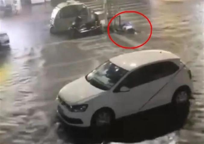 江蘇揚(yáng)州一對夫妻街頭積水中觸電身亡