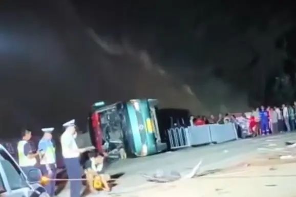 廣西貴港發(fā)生一起轎車與大巴車相撞交通事故 致7傷