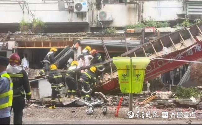 上海一商業(yè)街門頭連片坍塌 突發(fā)事故現場救援