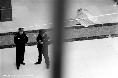 6旬男子因擠壓從北京站滾梯墜落身亡(圖)