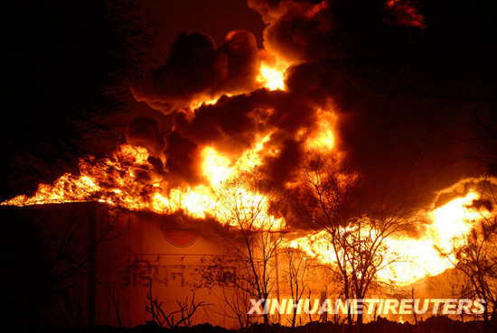 印度油庫火災(zāi)已造成6人死亡150人受傷(組圖)