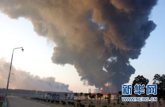 12月18日，華辰能源丙烯罐起火，濃煙沖天。新華社發(fā)（王洪戰(zhàn)攝）