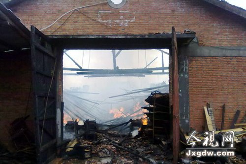組圖：南昌市青山北路一木材倉庫發(fā)生火災(zāi)