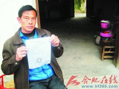 羅家平拿著他的“疑似塵肺”病歷，輕飄飄的一張紙似有千斤重。